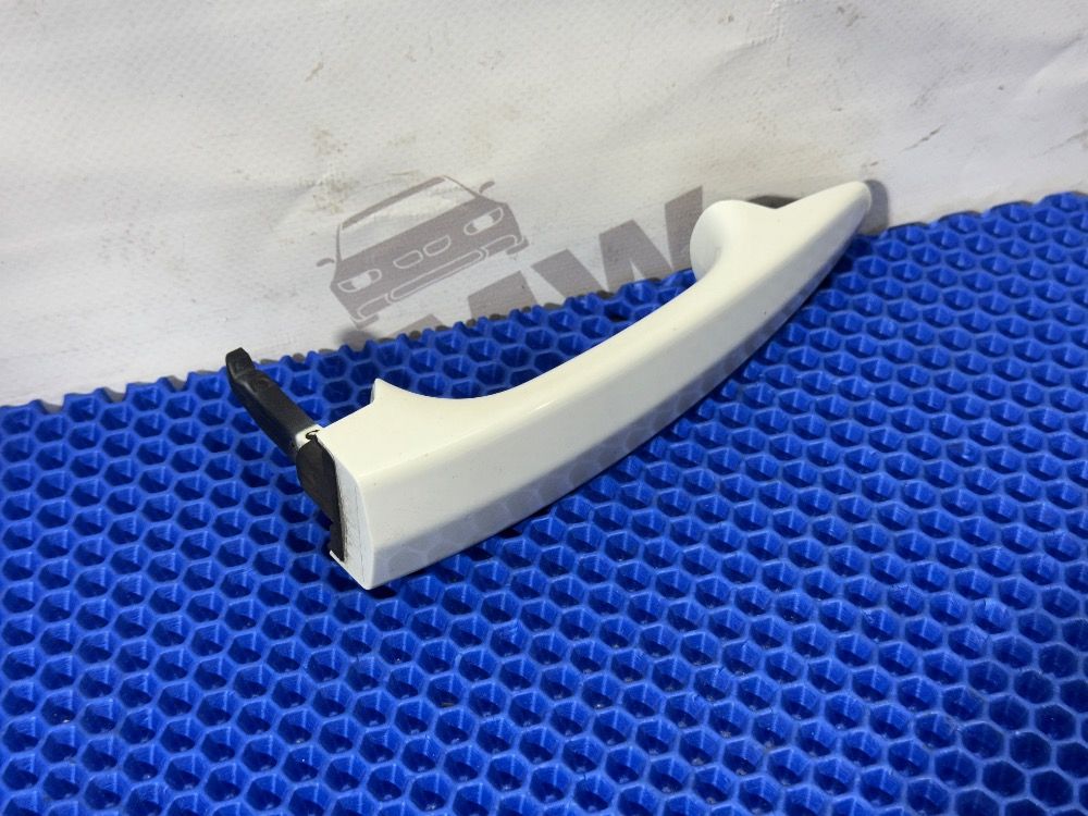 Ручка правой дери BMW E60, E63 цвет 300