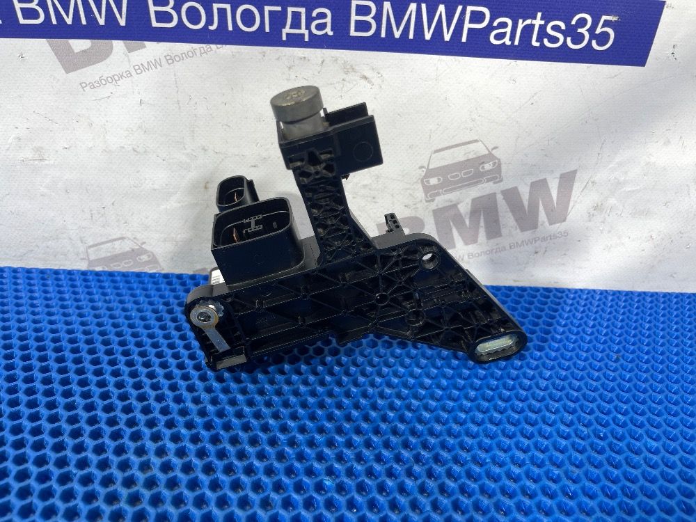 Плюсовая клемма V5 под капотом BMW F30 N20