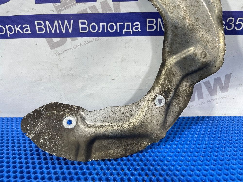Левый пыльник тормозного диска BMW F30