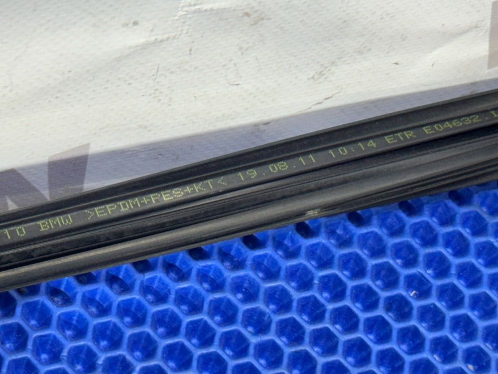 Резинка правой двери BMW F10 верхняя