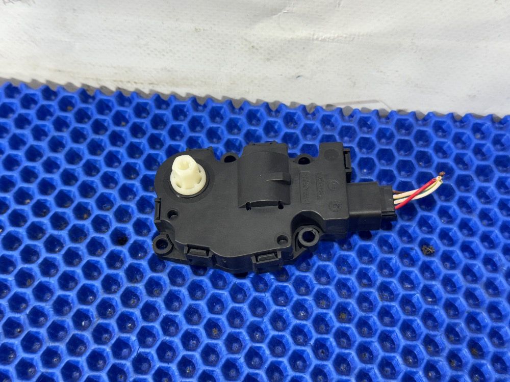 Сервопривод отопителя BMW F10, F11, F07, F01