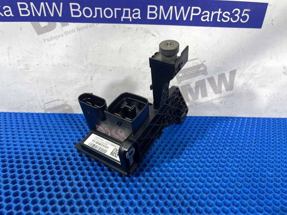Плюсовая клемма V5 под капотом BMW F30 N20
