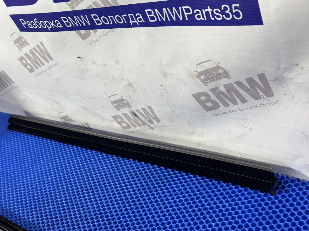 Уплотнитель переднего левого стекла BMW F10, F11