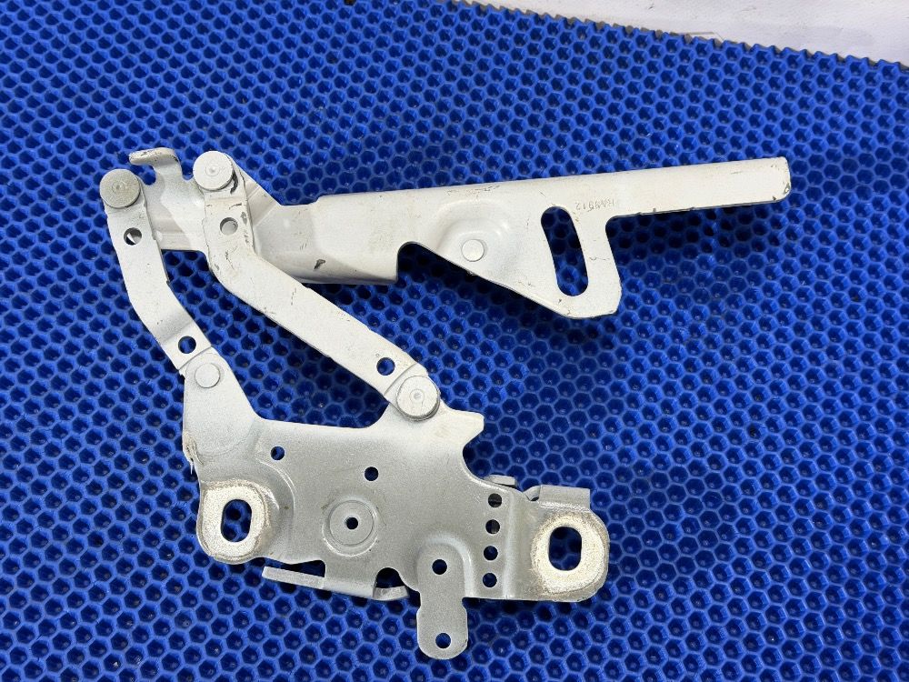 Петля капота правая BMW F30, F20, F32, F34, F36