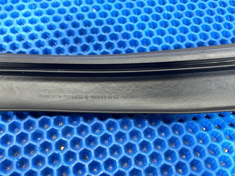 Передний уплотнитель капота BMW F30, F80 с Японии