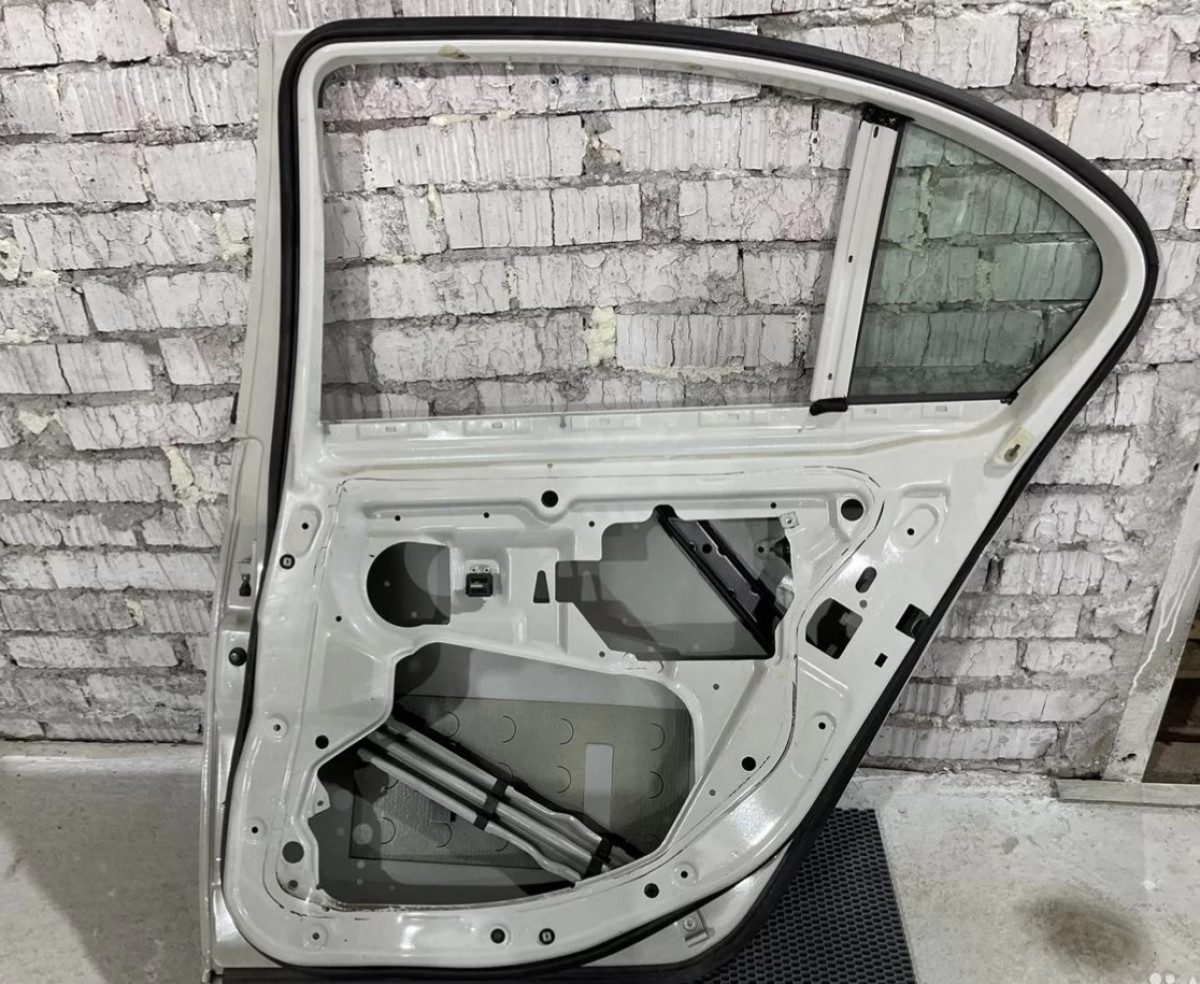 Задняя правая дверь BMW E60, E61 Alpinweiss 300