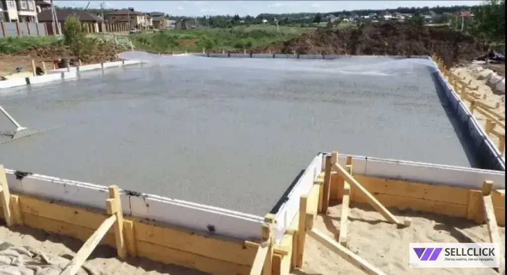 Строительство ленточного фундамента...