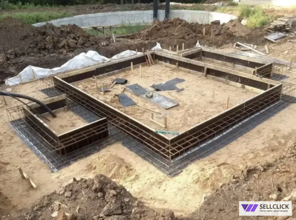 Строительство ленточного фундамента...