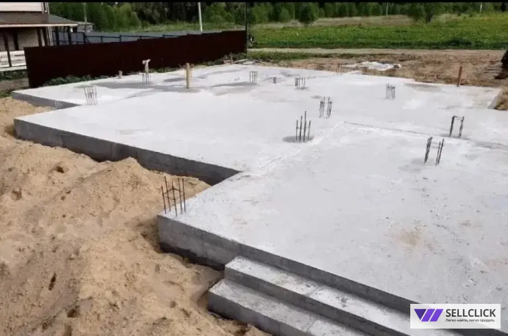 Строительство ленточного фундамента...