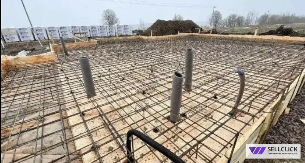 Строительство ленточного фундамента...