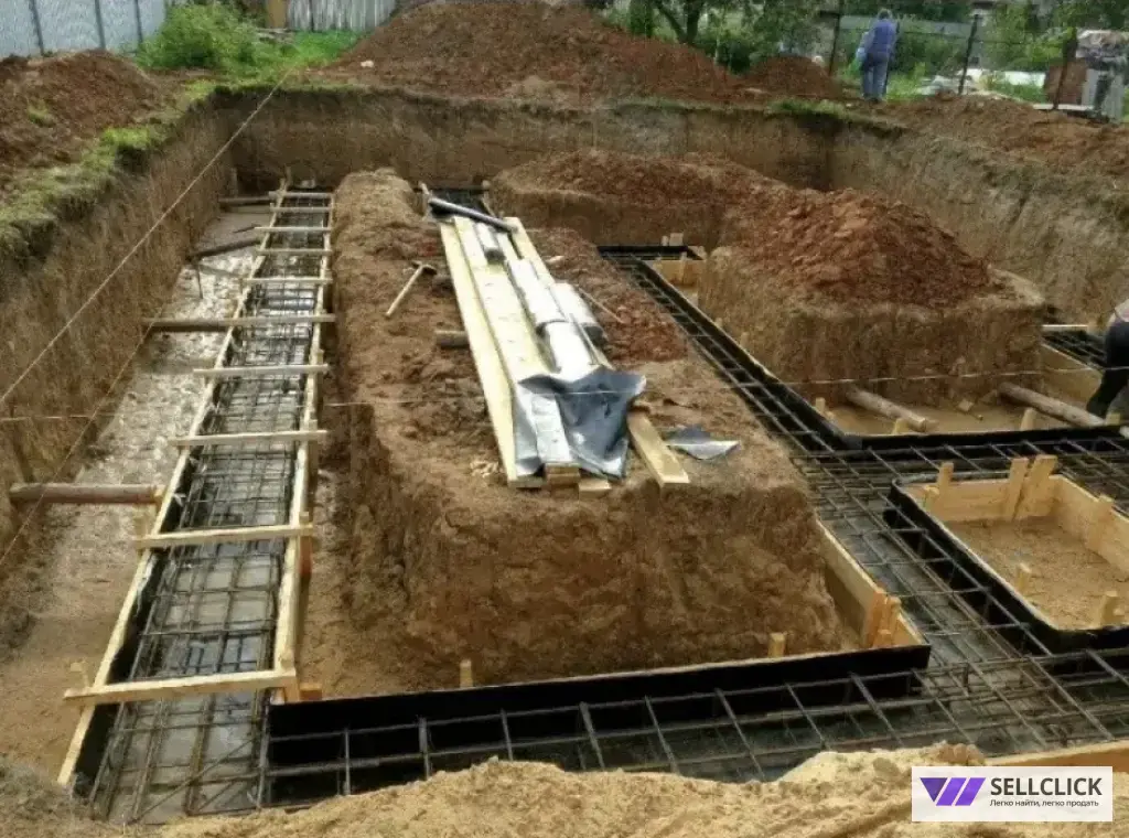 Строительство ленточного фундамента...
