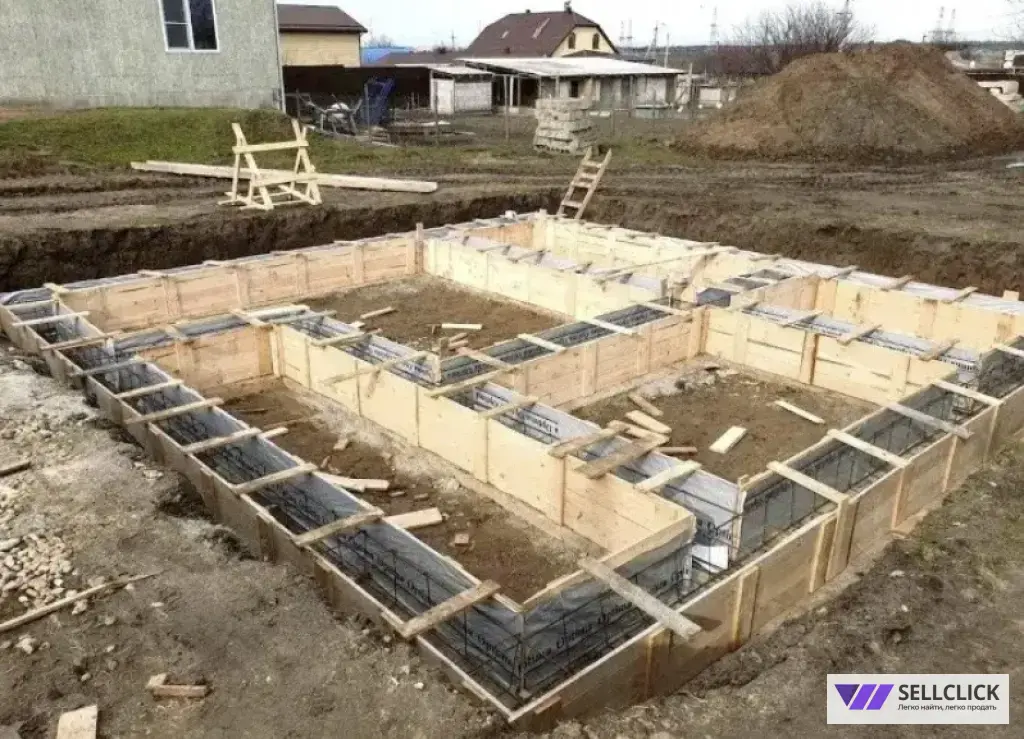 Строительство ленточного фундамента...