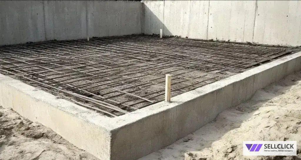 Строительство ленточного фундамента...