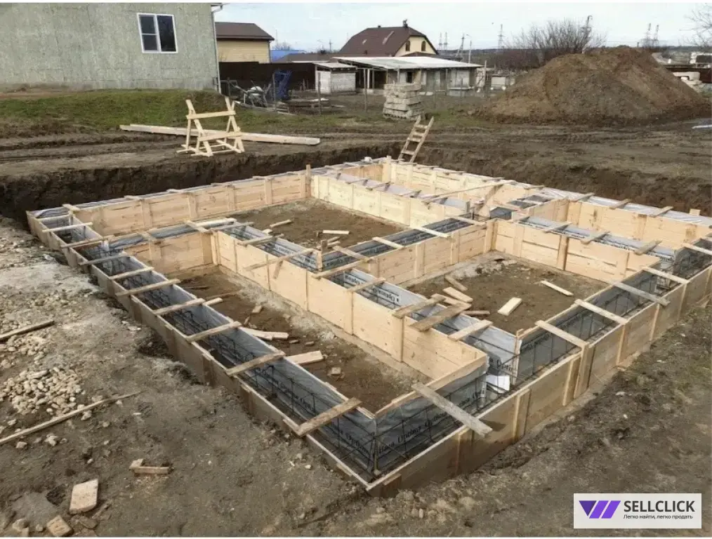 Строительство ленточного фундамента...