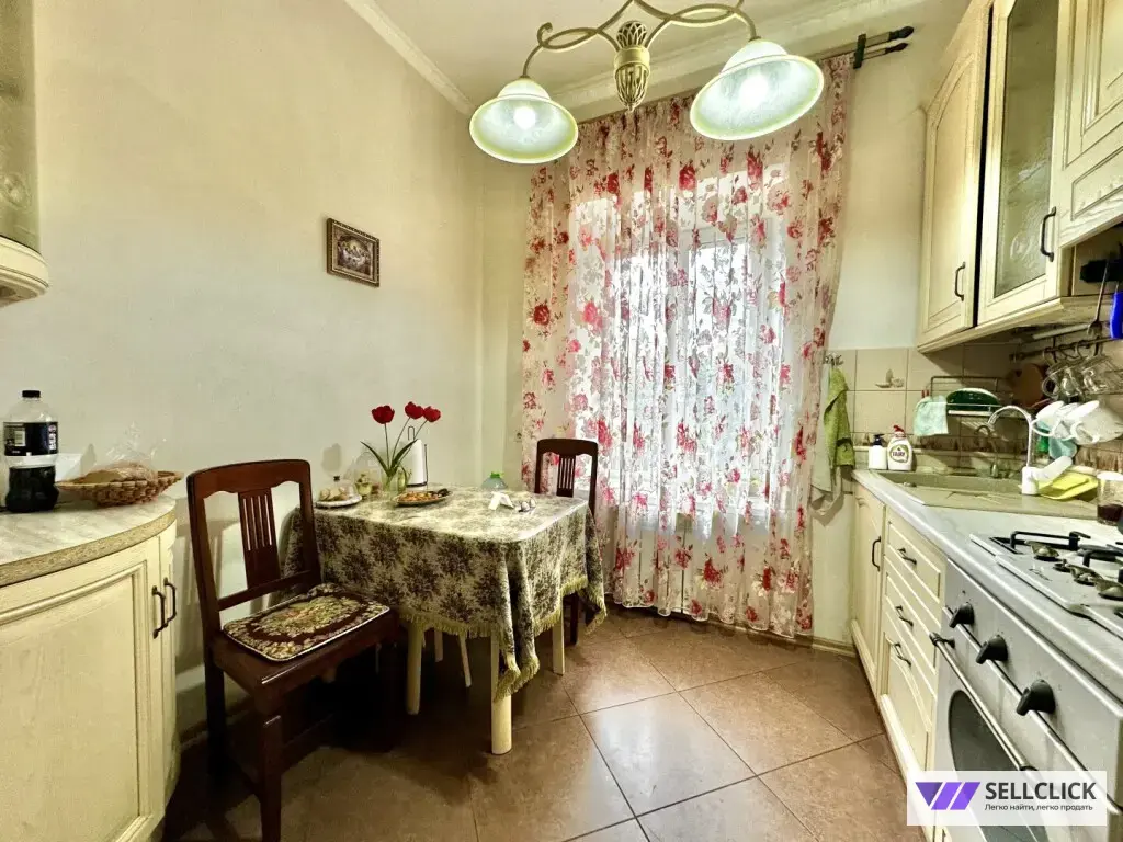 Комната 82 м², в квартире 3 комнаты, Кирпичный, 1/1 эт.