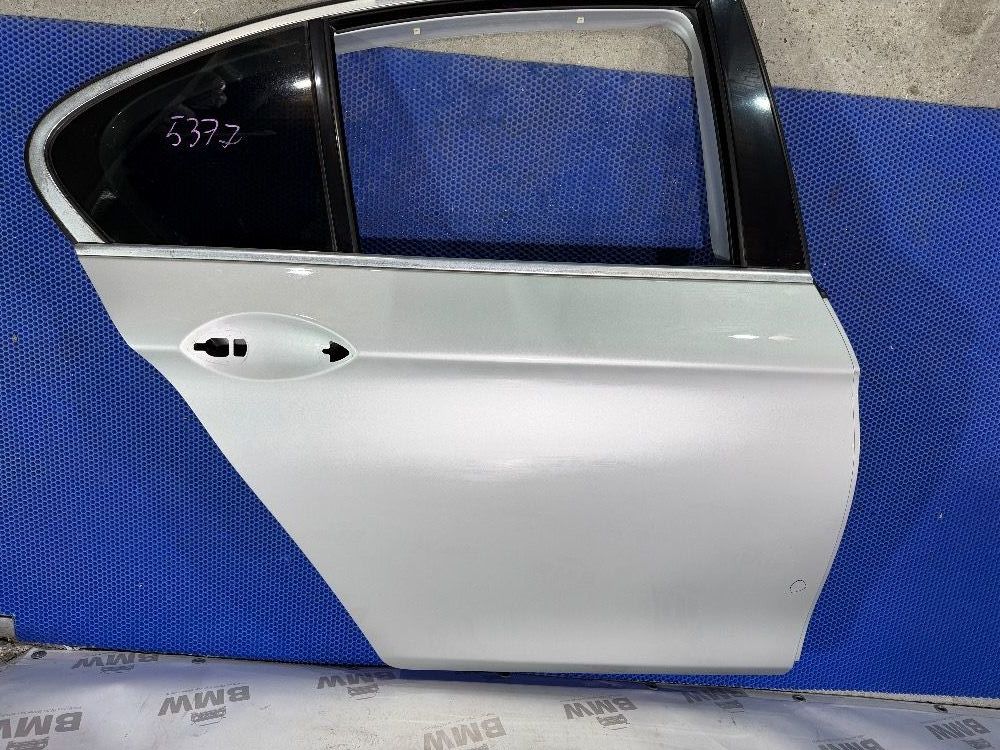 Задняя правая дверь BMW F10 цвет A83 серебро
