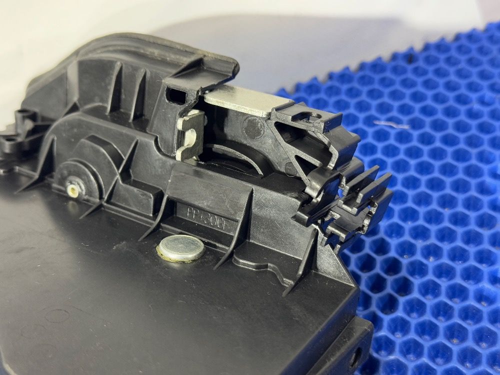Замок задней левой двери bmw e60, e90, e70, f10