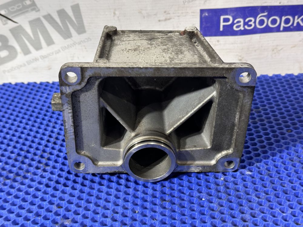 Опорный кронштейн привода BMW E84, E90, E92