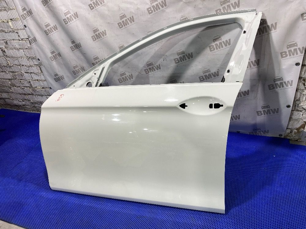 Передняя левая дверь BMW F10 цвет Alpinweiss 300