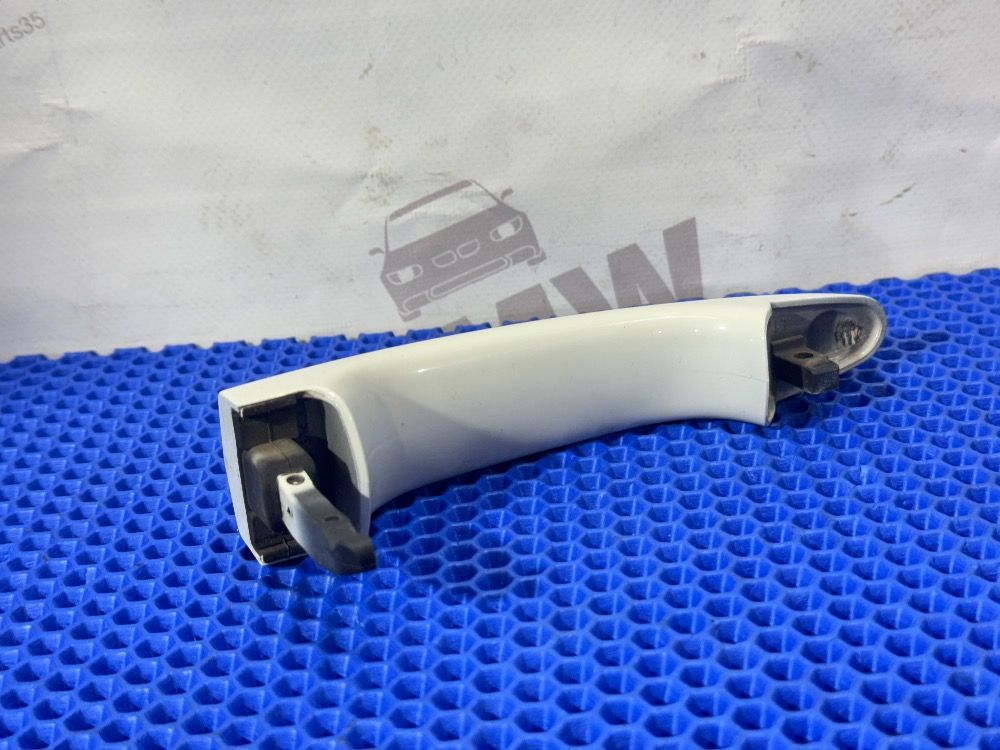 Ручка левой дери BMW E60, E63 цвет 300