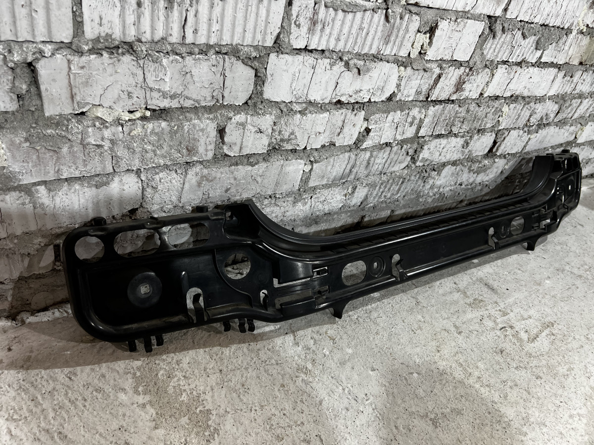 Среднее крепление заднего бампера BMW E60