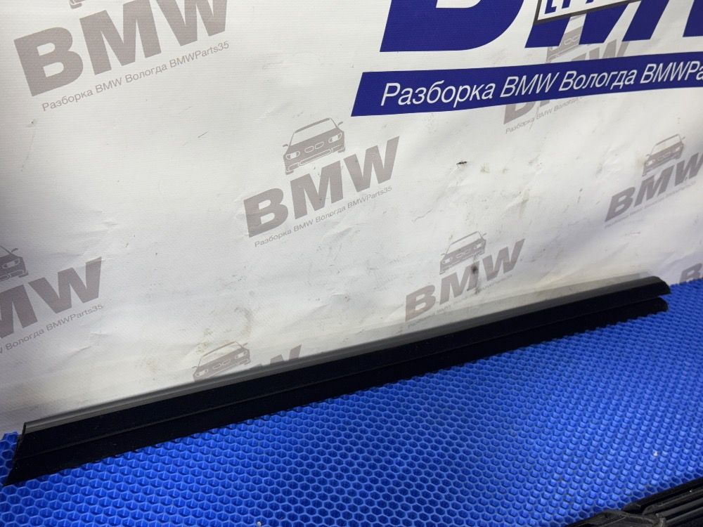 Уплотнитель переднего левого стекла BMW F10, F11