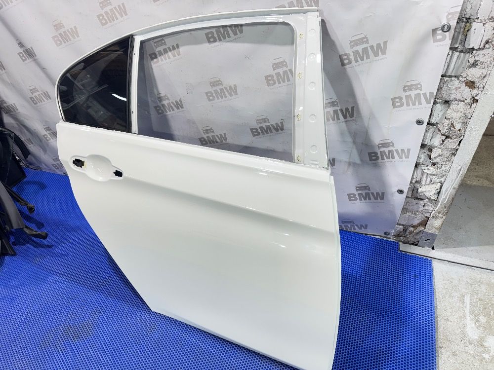 Задняя правая дверь BMW F30 Alpinweiss 300