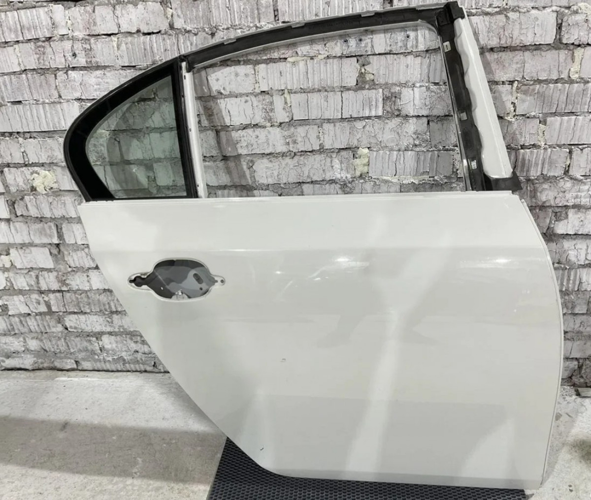 Задняя правая дверь BMW E60, E61 Alpinweiss 300