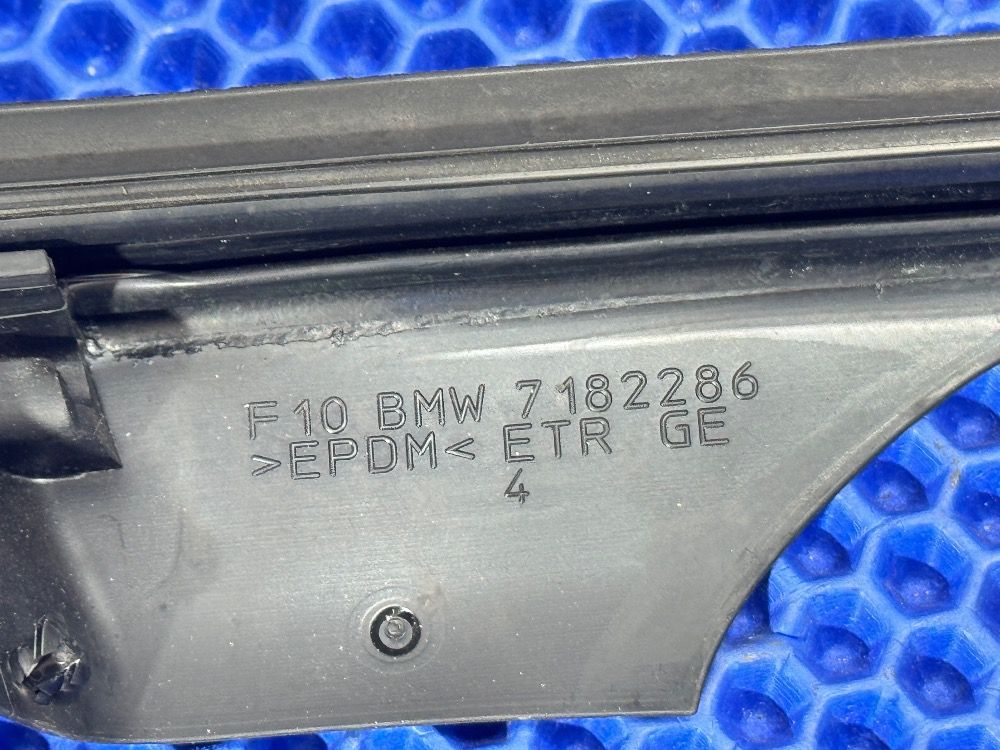 Резинка правой двери BMW F10 верхняя