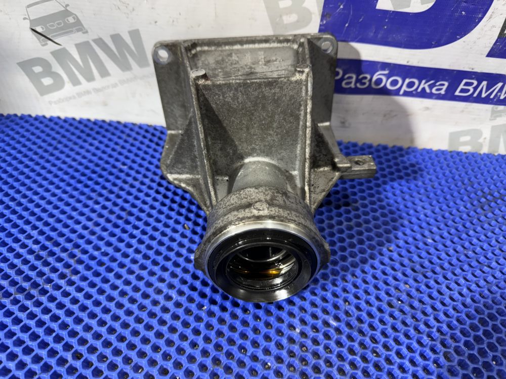 Опорный кронштейн привода BMW E84, E90, E92