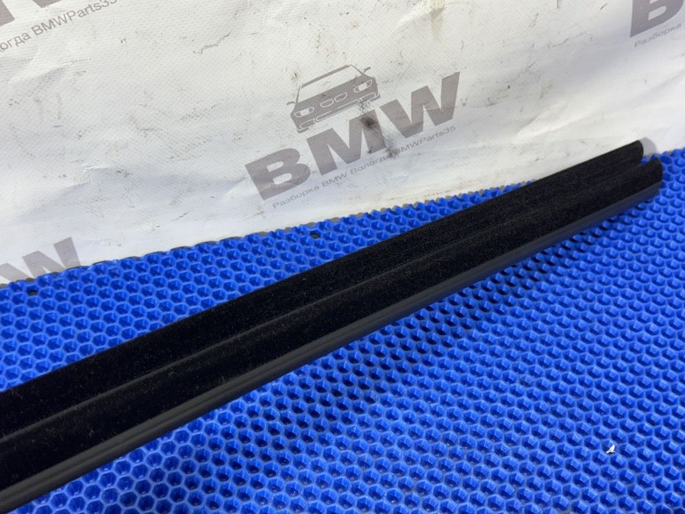 Уплотнитель правого переднего стекла BMW F10, F11
