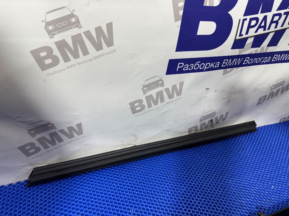 Уплотнитель правого переднего стекла BMW F10, F11