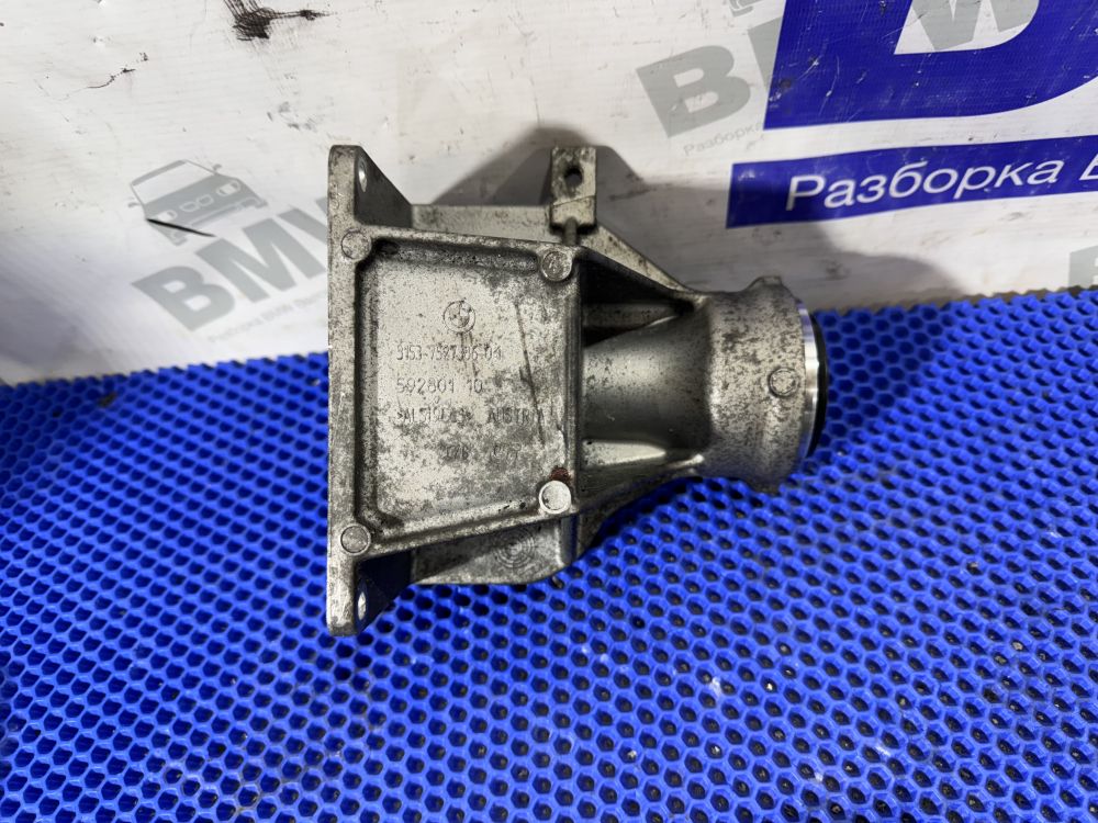 Опорный кронштейн привода BMW E84, E90, E92
