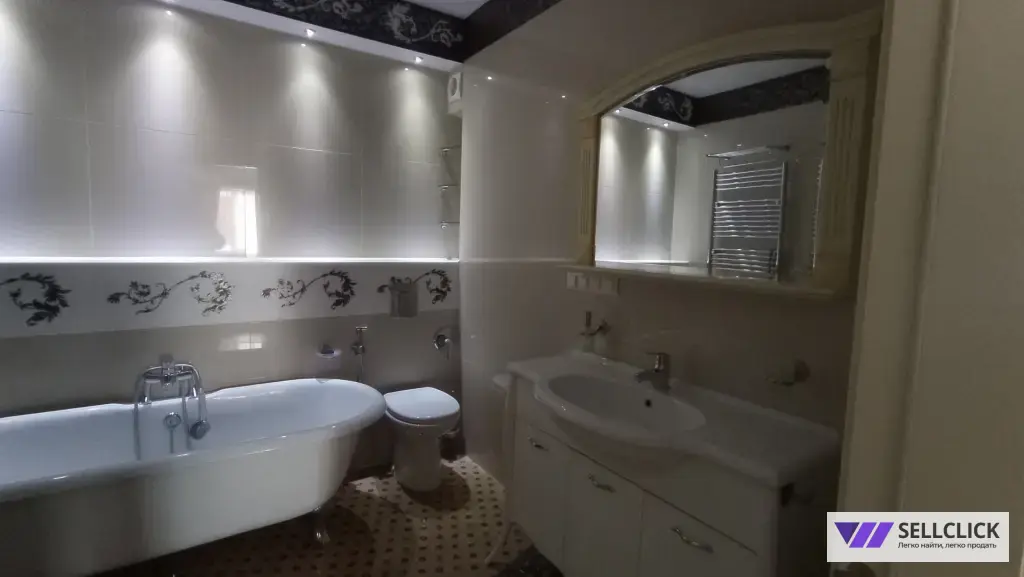 Продаётся просторная трёхкомнатная квартира в Центре Мариуполя