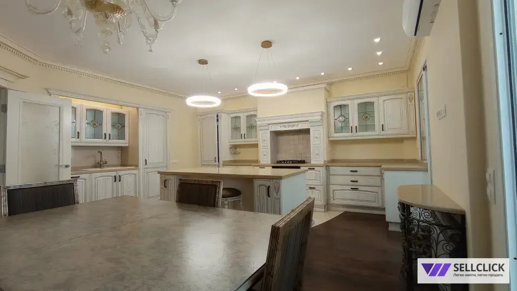 Продаётся просторная трёхкомнатная квартира в Центре Мариуполя