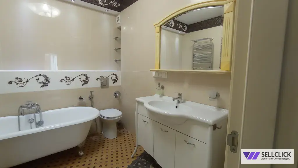 Продаётся просторная трёхкомнатная квартира в Центре Мариуполя