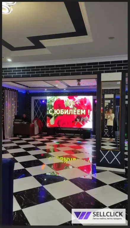 Диджей-звукорежиссер с муз. оборудованием