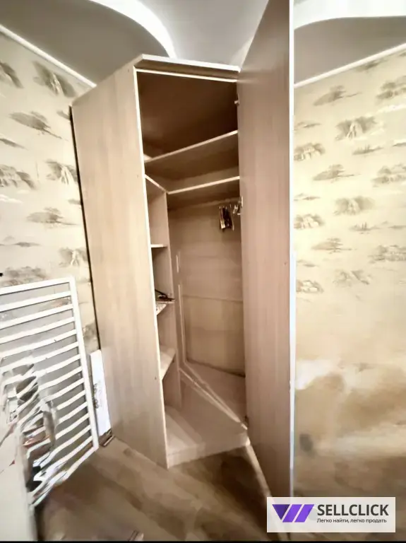 Шкаф угловой, очень вместительный