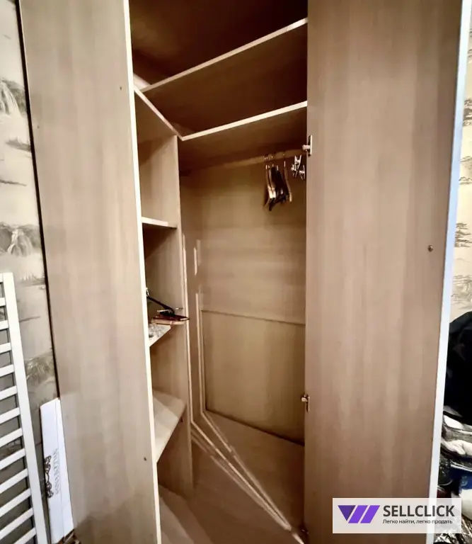 Шкаф угловой, очень вместительный