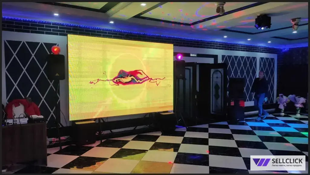 Диджей-звукорежиссер с муз. оборудованием