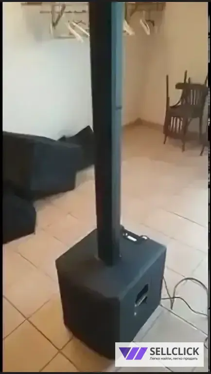 Диджей-звукорежиссер с муз. оборудованием