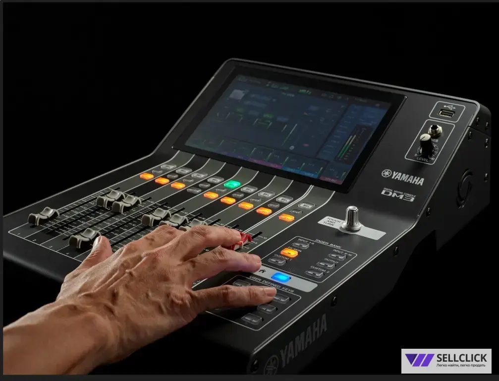 Диджей-звукорежиссер с муз. оборудованием