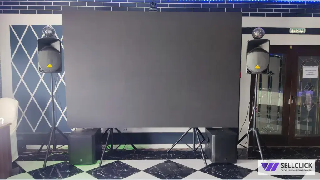 Диджей-звукорежиссер с муз. оборудованием