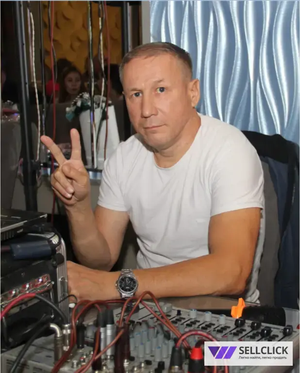 Диджей-звукорежиссер с муз. оборудованием