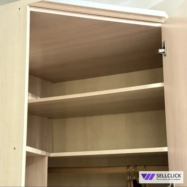 Шкаф угловой, очень вместительный