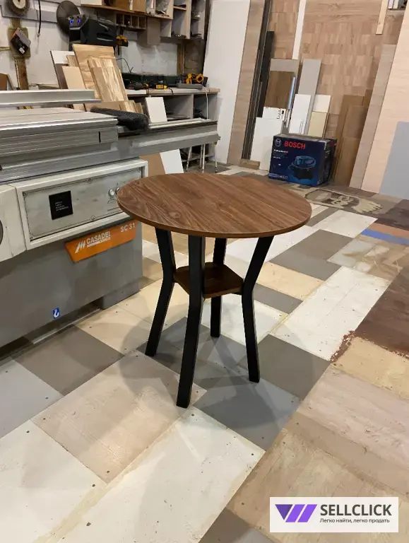 Стол круглый из дерева