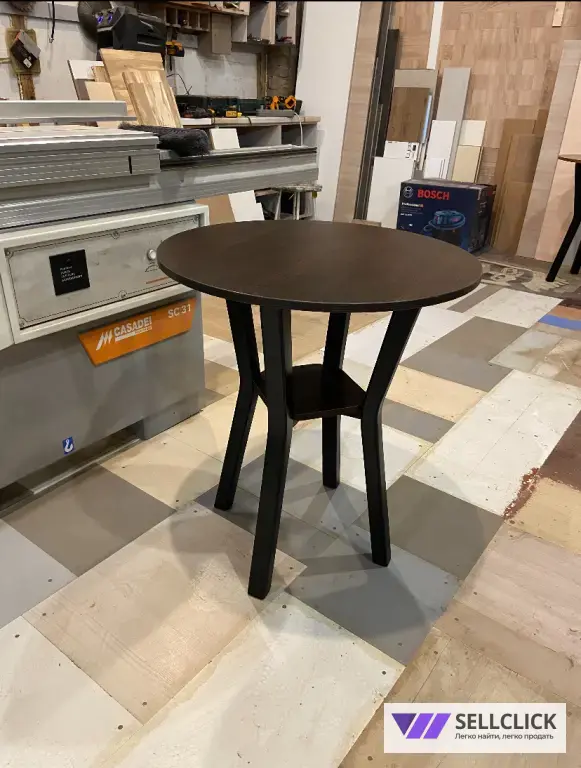Стол круглый из дерева