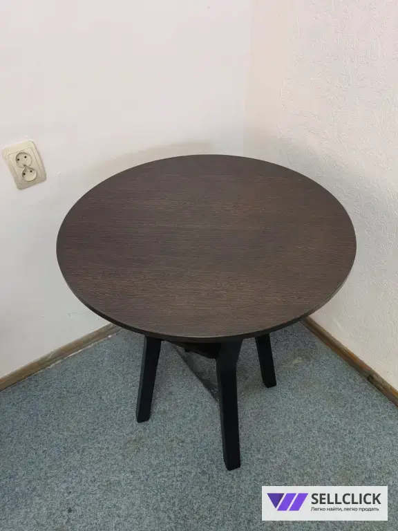 Стол круглый из дерева