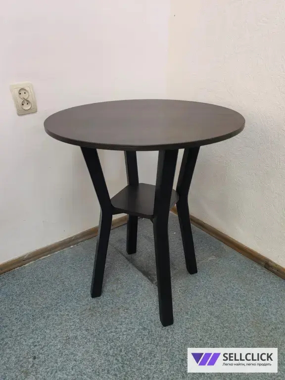 Стол круглый из дерева