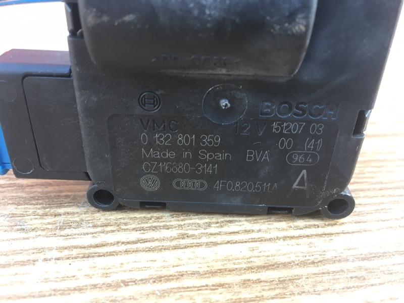 Моторчик заслонки отопителя печки на Audi A6 C6 4F / Ауди А6 С6 2006-2012г.\nОригинал.\nВ отличном состоянии, рабочий.\nГарантия на установку и проверку.\nОтправим в регионы ТК.\nПрименимость:\nAudi A6 [C6,4F] 2004-2011\nAudi Allroad quattro 2006-2012\nAu